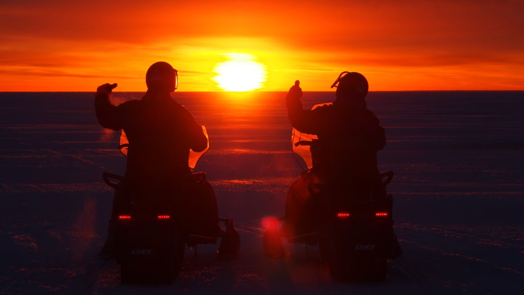 Snowmobile-safari-by-night-winter-activity-Kemi-Taxari-Travel-Lapland-02