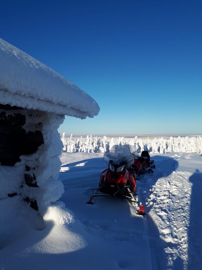 Wilderness-safari-by-snowmobiles-Taxari-Travel-Lapland-01